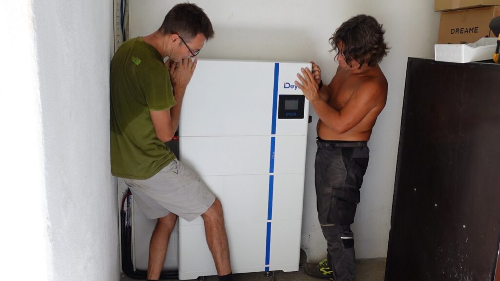 Installazione Deye All in One con inverter e due batterie per impianto fotovoltaico con accumulo