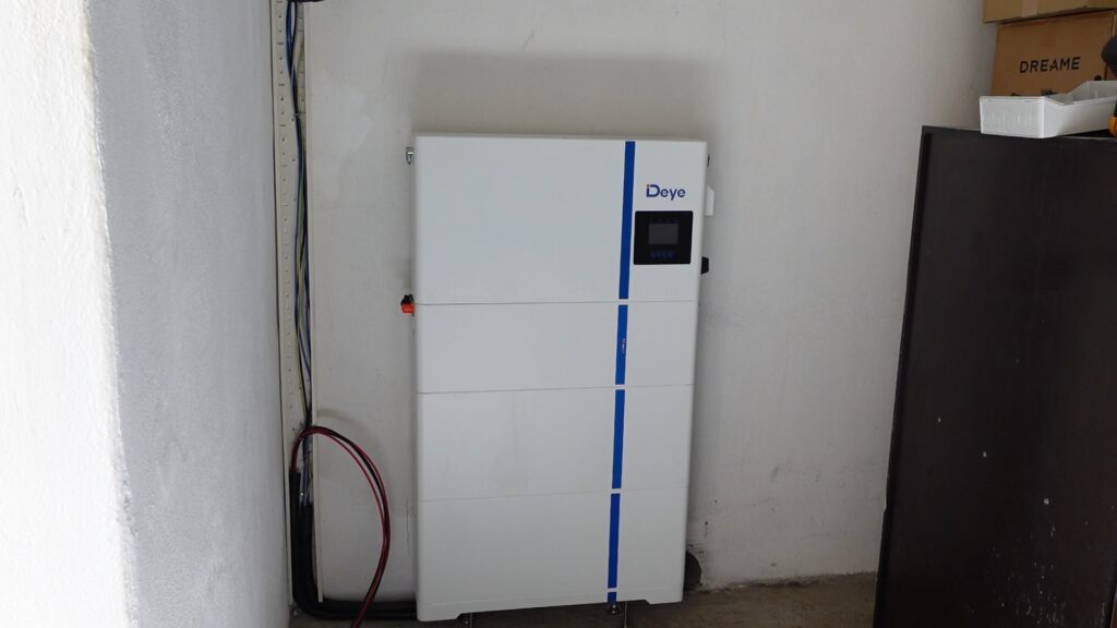 Deye AI-W5.1-B All in One con due batterie da 5,12 kWh e inverter da 8 kW
