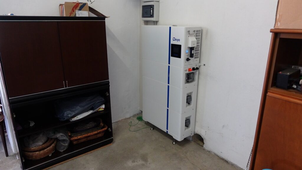Sistema di accumulo fotovoltaico Deye AI-W5.1-B ESS visto da un'altra angolazione