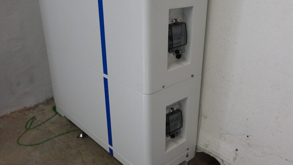 Due batterie Deye AI-W5.1-B per un sistema di accumulo fotovoltaico da 10,24 kWh