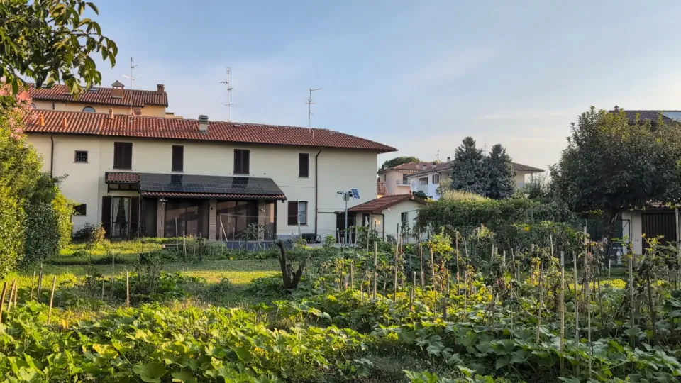 Casa di quasi 100 anni con pannelli fotovoltaici installati sul tetto del portico