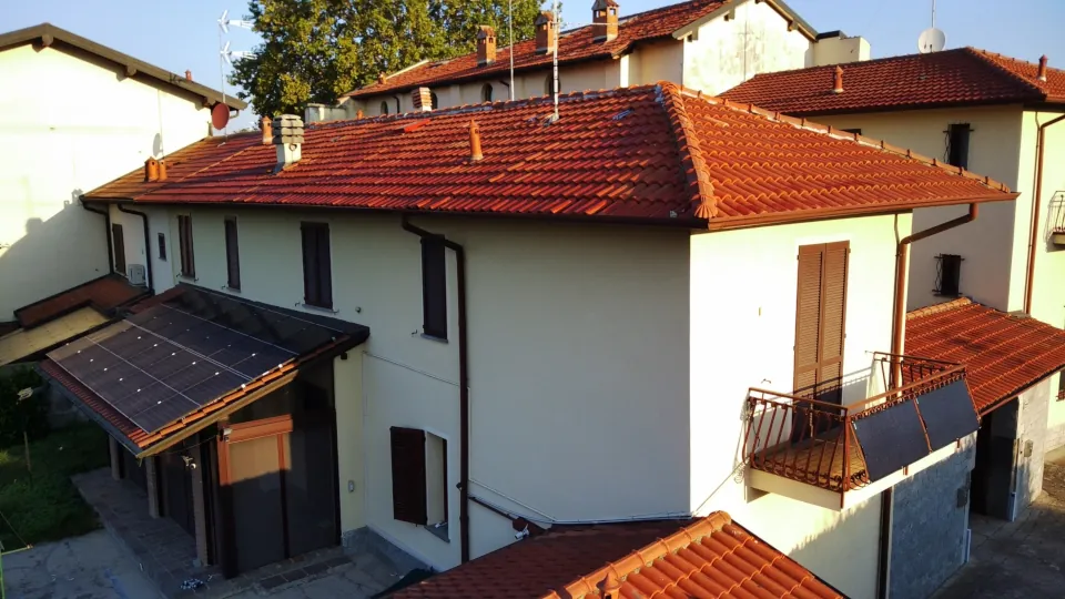 Due pannelli solari flessibili Eco-Worthy da 200W installati sulla ringhiera del balcone, per una potenza totale di 400W
