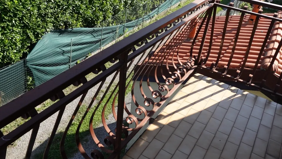 Ringhiera in ferro dalla forma curva, adatta a un'installazione personalizzata di pannelli fotovoltaici da balcone